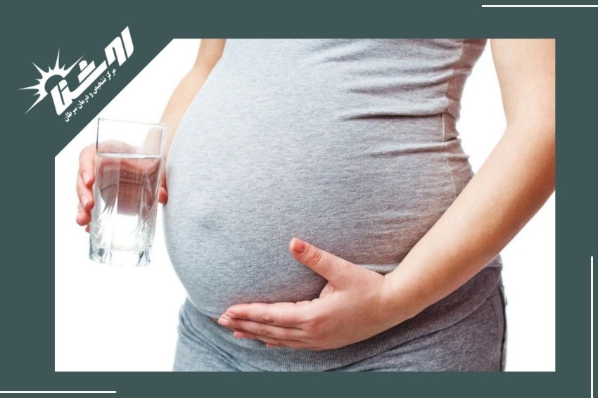 چه عواملی بر میزان مایع آمنیوتیک تأثیر می‌گذارند؟
